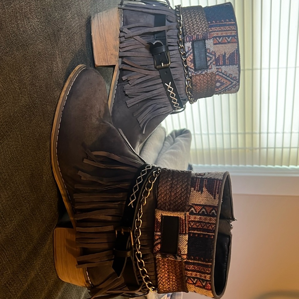 Women’s fringes boots